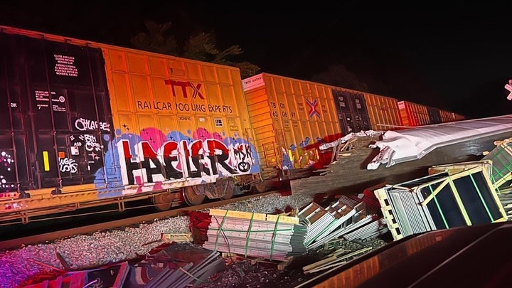 El momento en que un tren embistió un camión en Georgia: conductor escapó por muy poco (VIDEO)
