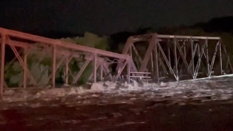 Un puente ferroviario colapsa debido a las fuertes inundaciones en Iowa (VIDEO)