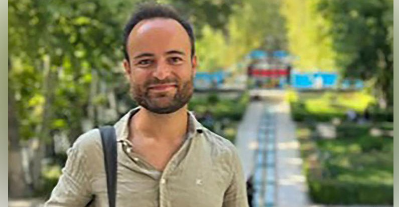 Llega a París un “rehén” francés que estaba detenido en Irán desde 2022