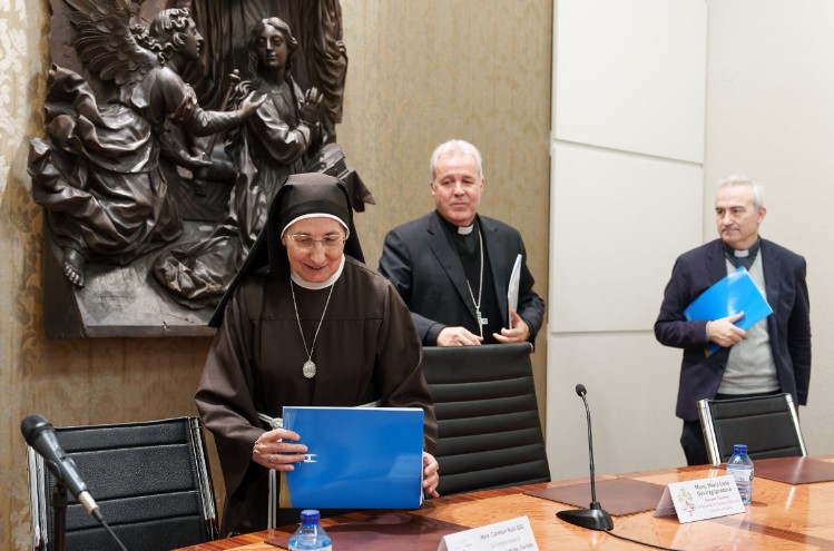 Exigen a diez monjas excomulgadas en España que abandonen el convento