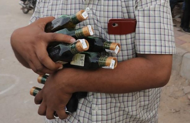 Ya son 47 los muertos por beber alcohol adulterado en el sur de la India