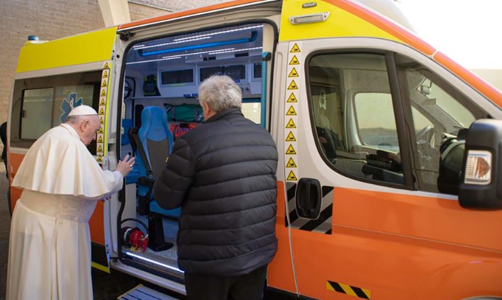 El papa Francisco dona una tercera ambulancia a Ucrania, que servirá de centro de reanimación móvil