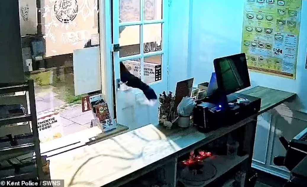 El momento en que ladrón intenta robar un restaurante venezolano en Reino Unido (Video)