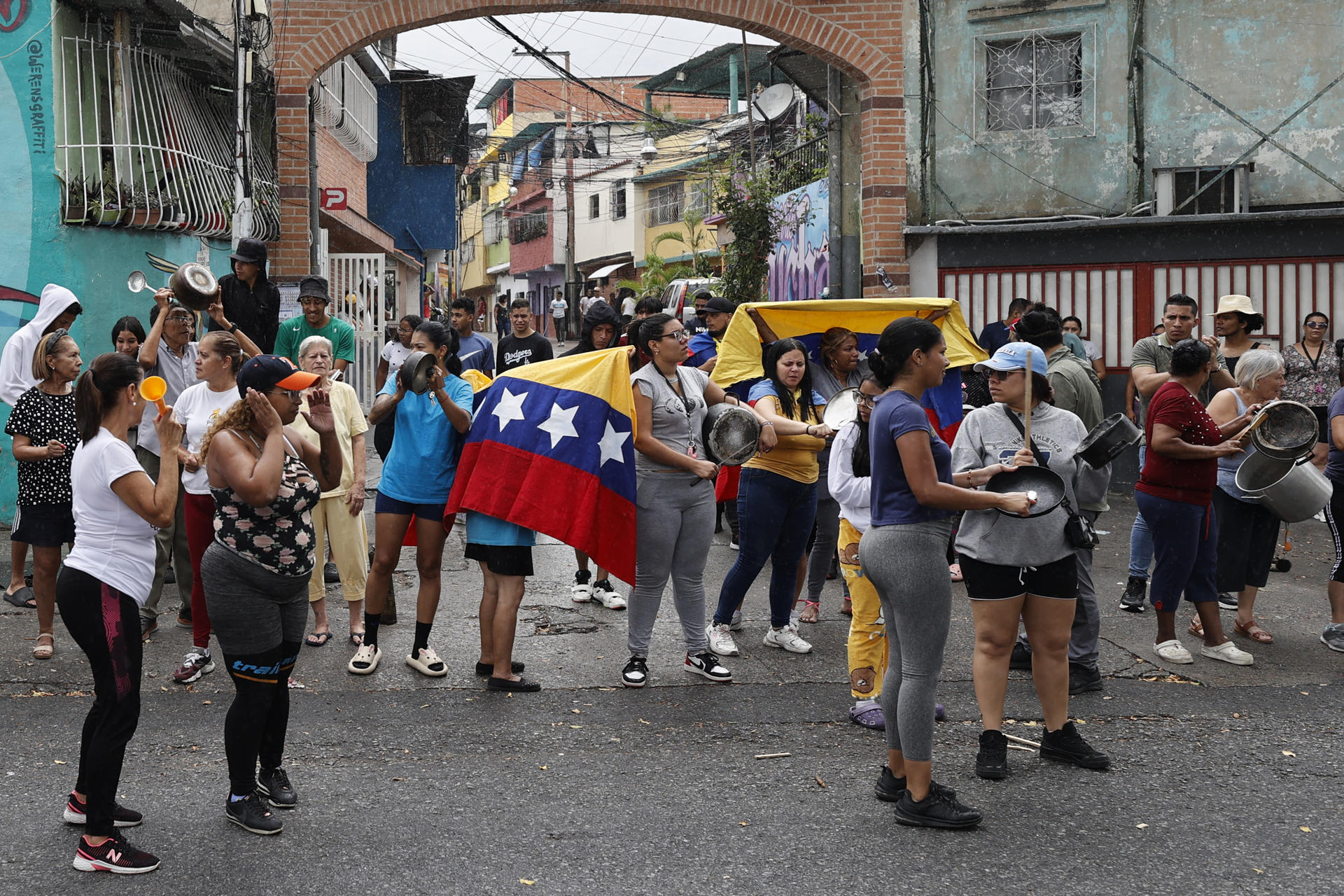 “El barrio bajó a Caracas”: por qué los sectores populares lideran las protestas que cuestionan el triunfo de Maduro (Fotos)