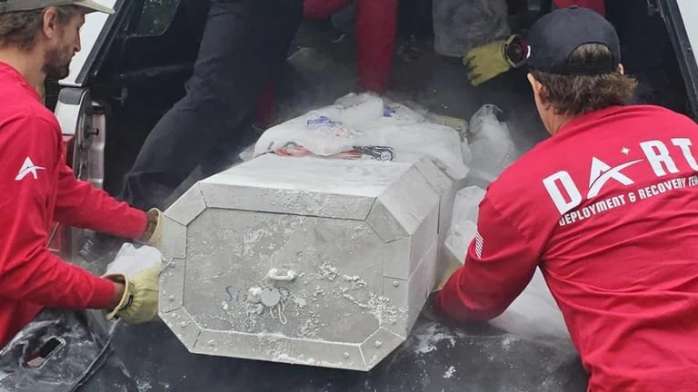 Por un experimento, mantuvo a su abuelo congelado en un bloque de hielo más de 30 años