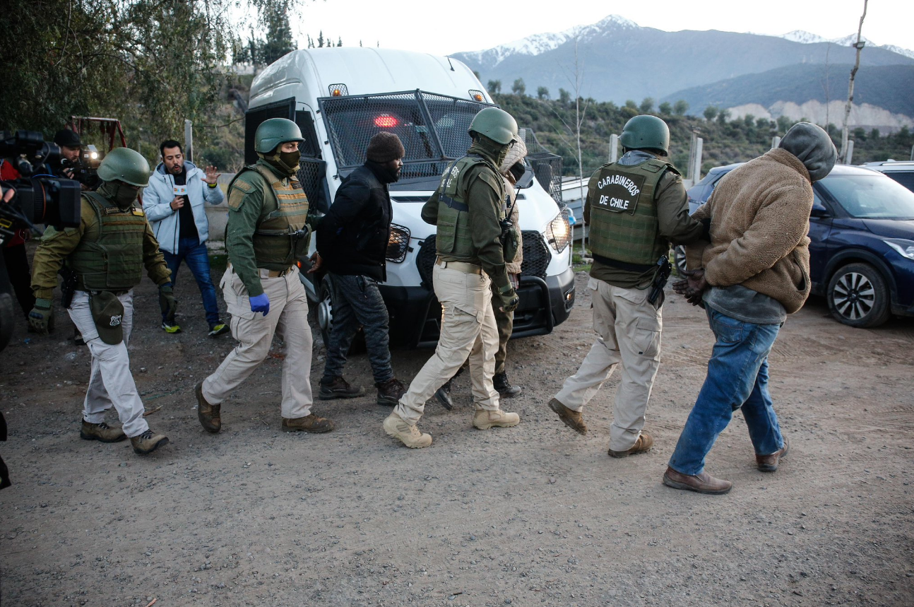 Carabineros realizaron múltiples detenciones en asentamiento usado por banda venezolana en Chile