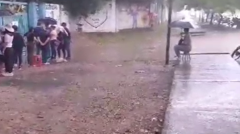 Electores de Barinas se mantienen en cola bajo la lluvia y contra la “operación morrocoy” del chavismo en la Etiez