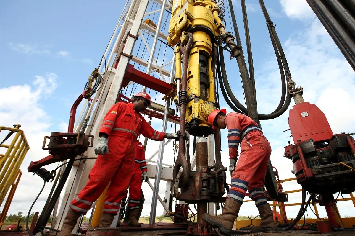 Argus: Producción petrolera venezolana subió hasta 860 mil barriles diarios en junio