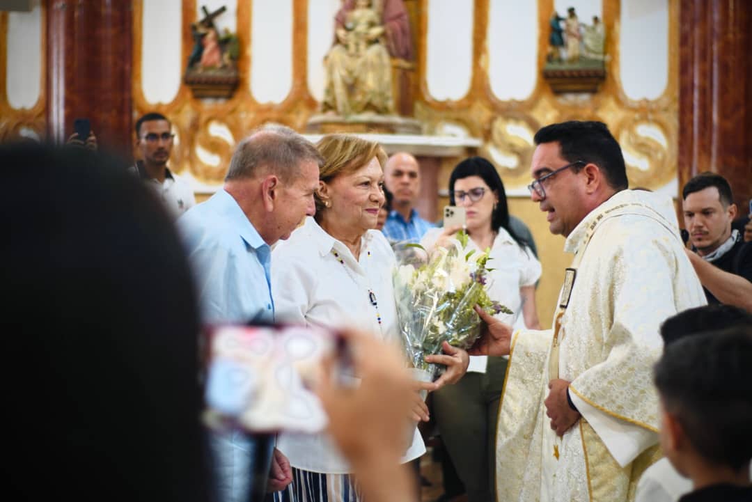 Edmundo González y su esposa asistieron a misa en Petare (Fotos)