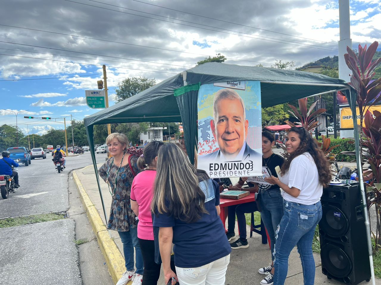 Jóvenes activos en la promoción del voto por Edmundo González en Mérida