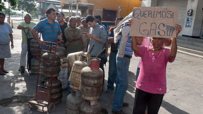 Pobladores de La Trinidad de Orichuna en Apure cocinan a leña tras más de un mes sin gas doméstico