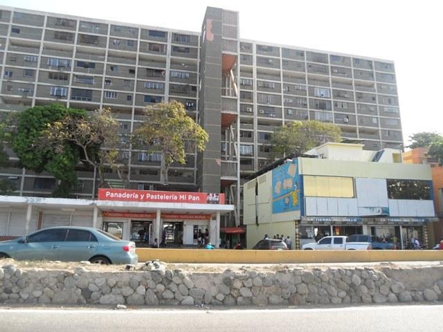 Trágico suceso en Catia La Mar: mujer se quitó la vida al lanzarse desde el piso 12 del bloque 1 de La Páez
