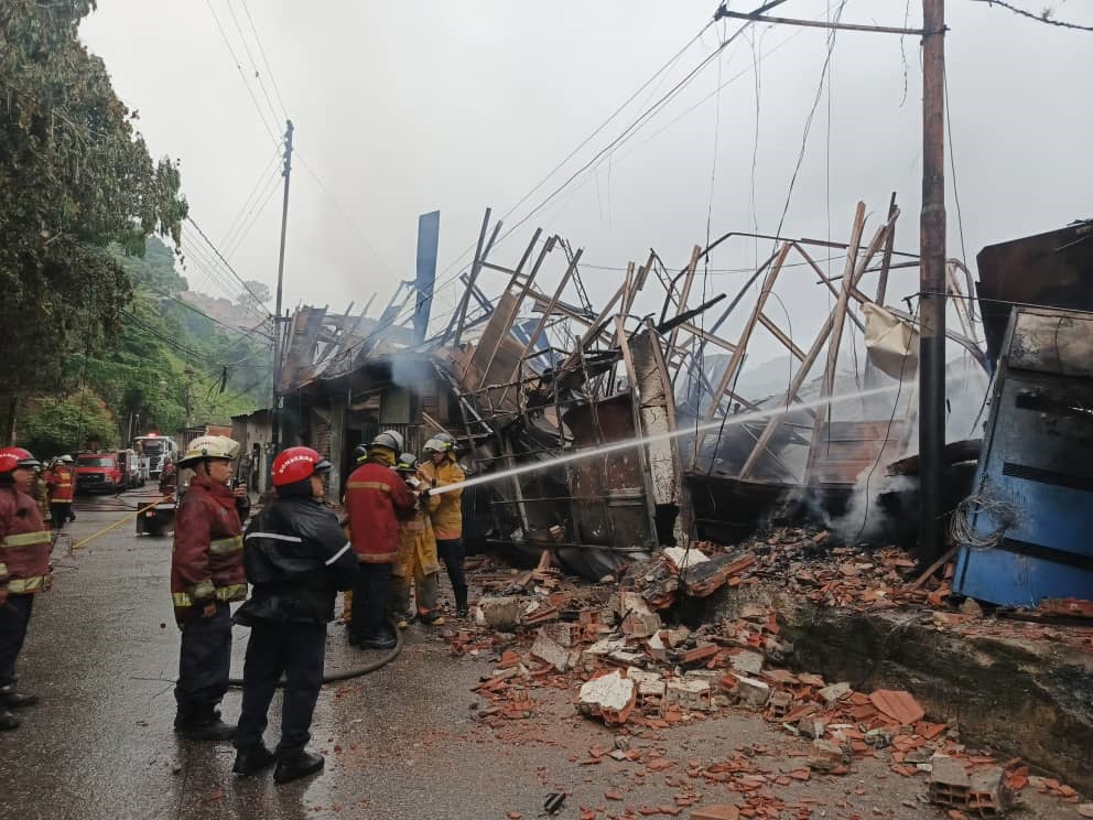 Incendio en Petare consume cinco viviendas y deja 136 personas desalojadas este #9Jul (Fotos)