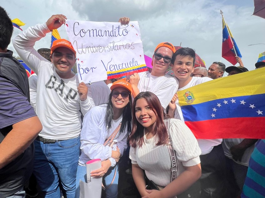 Jóvenes trabajan en un cambio para Venezuela y así poder quedarse en el país