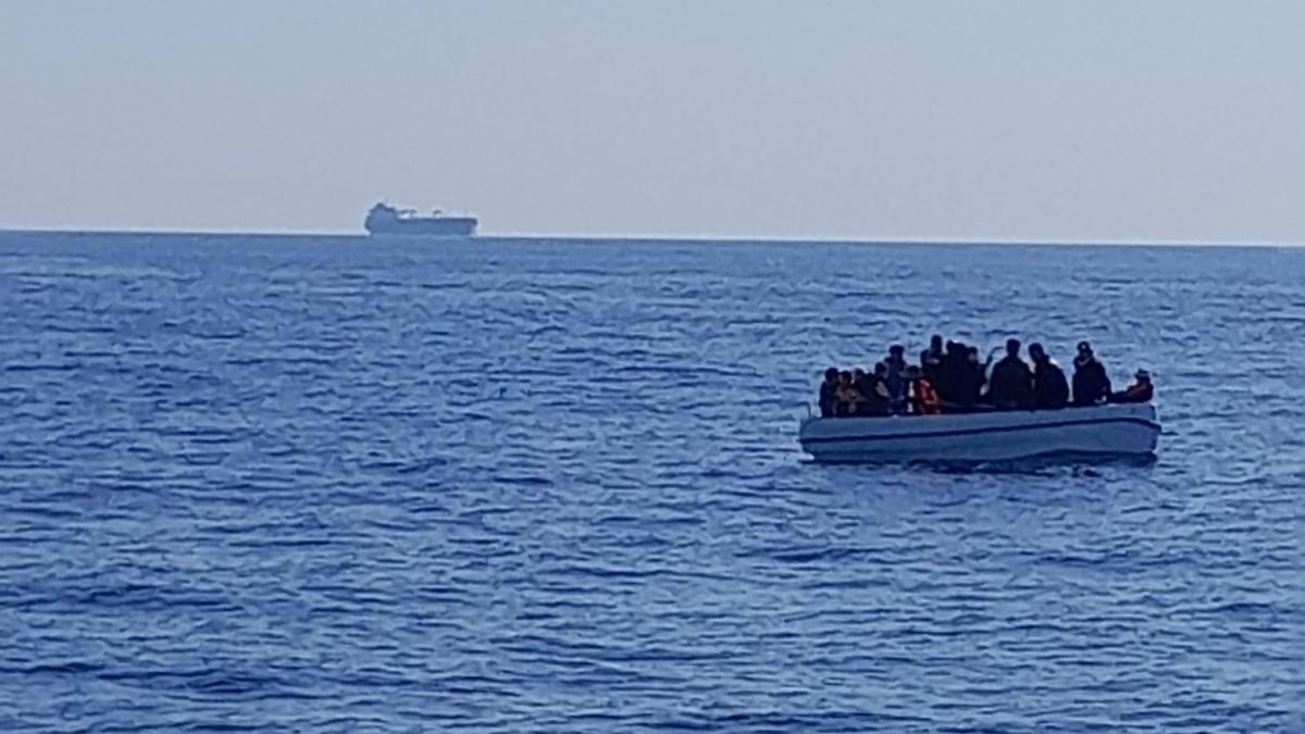 Marina Real marroquí intercepta patera que iba a Canarias con 66 migrantes y dos cadáveres