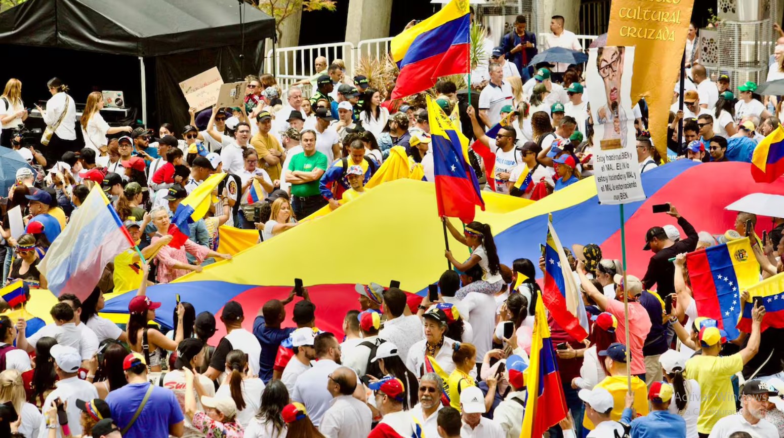 Impresionante marcha en Medellín: Fico Gutiérrez y gobernador de Antioquia salieron decididos a respaldar a los venezolanos (FOTOS)