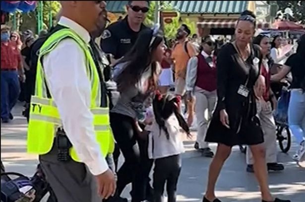 VIDEO: Fue sacada esposada junto a sus hijas en llanto de Disneyland porque intentó colarse sin pagar